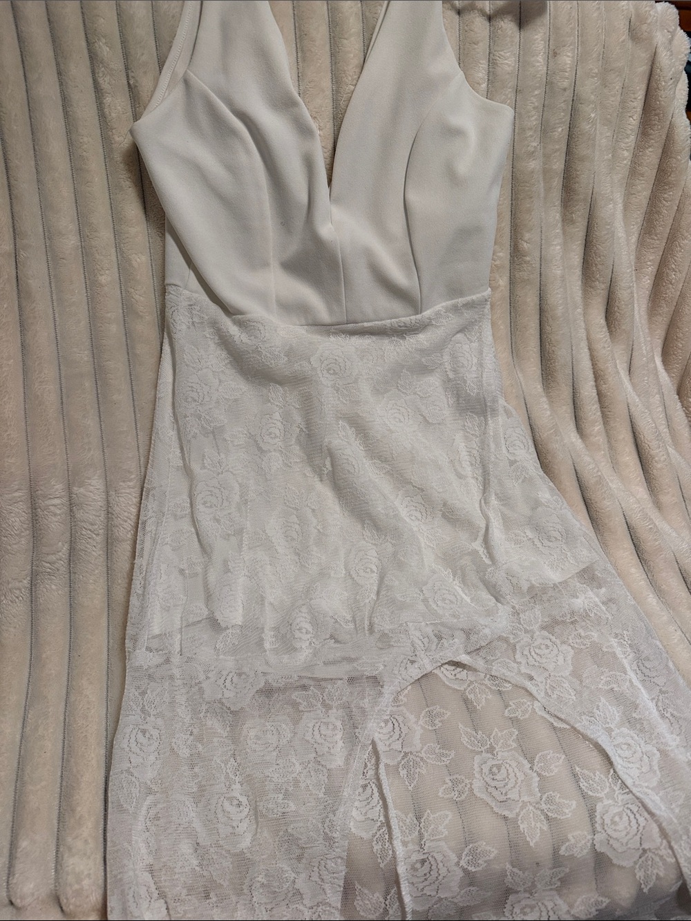 🔴 White Lace Detail V-Neck Romper Dress